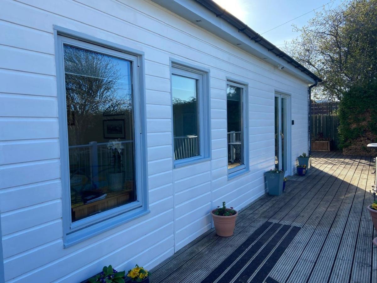 Chalet On The Green - Self Contained With Parking. Inshes エクステリア 写真